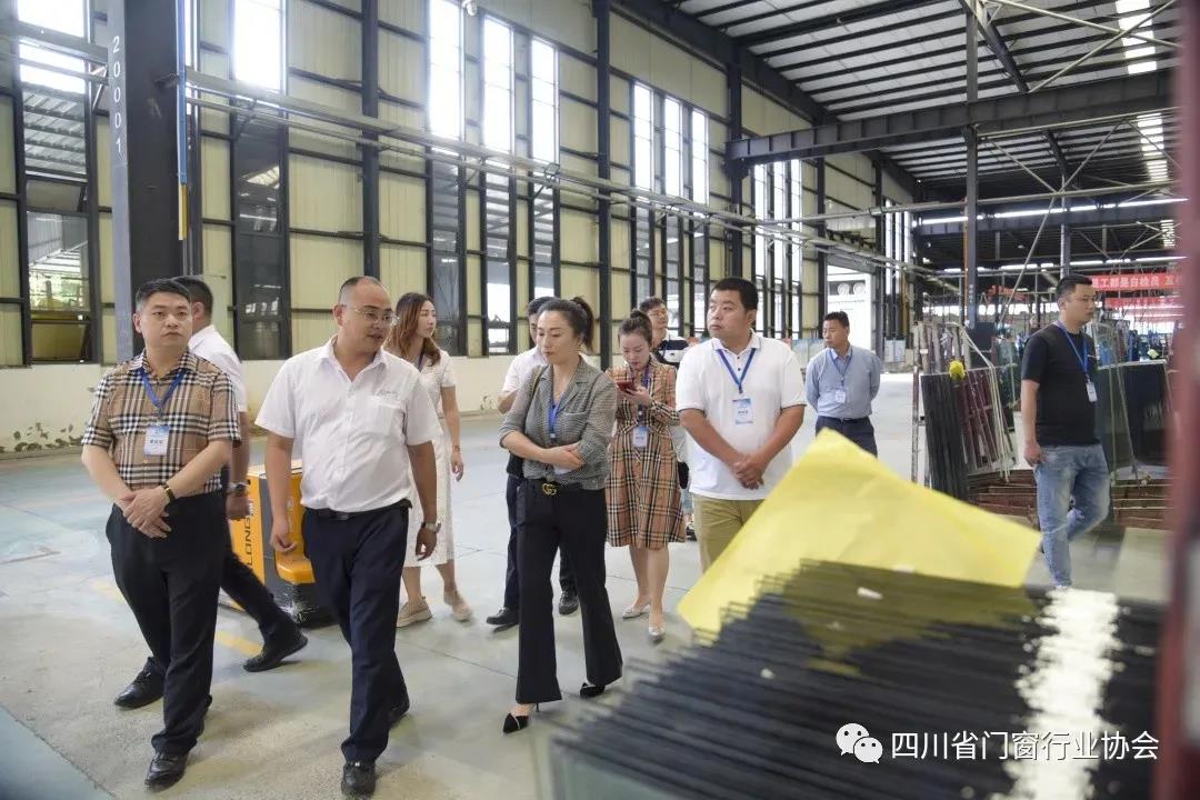 四川省&成都市门窗行业协会参观雄港玻璃生产基地